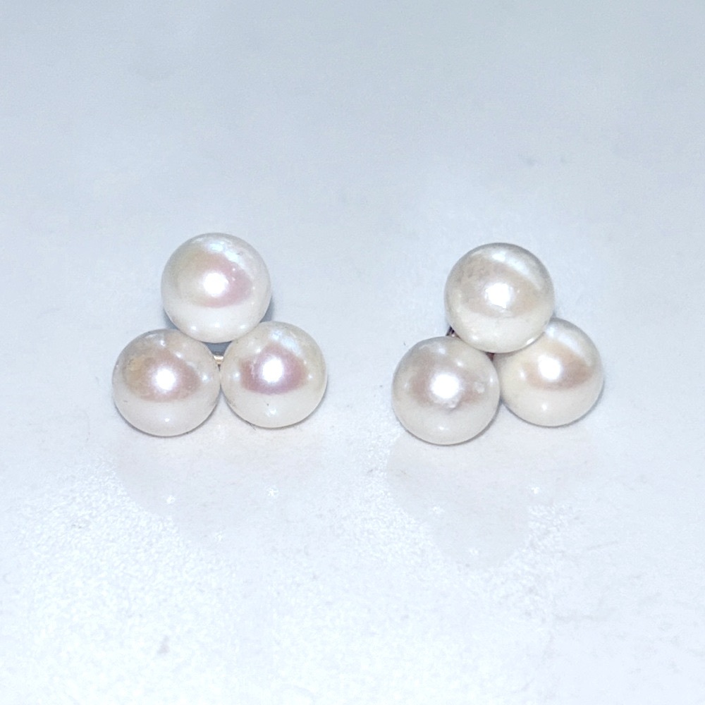 14k solid gold Pearl triangular shaped earrings - Picture 3 of 4